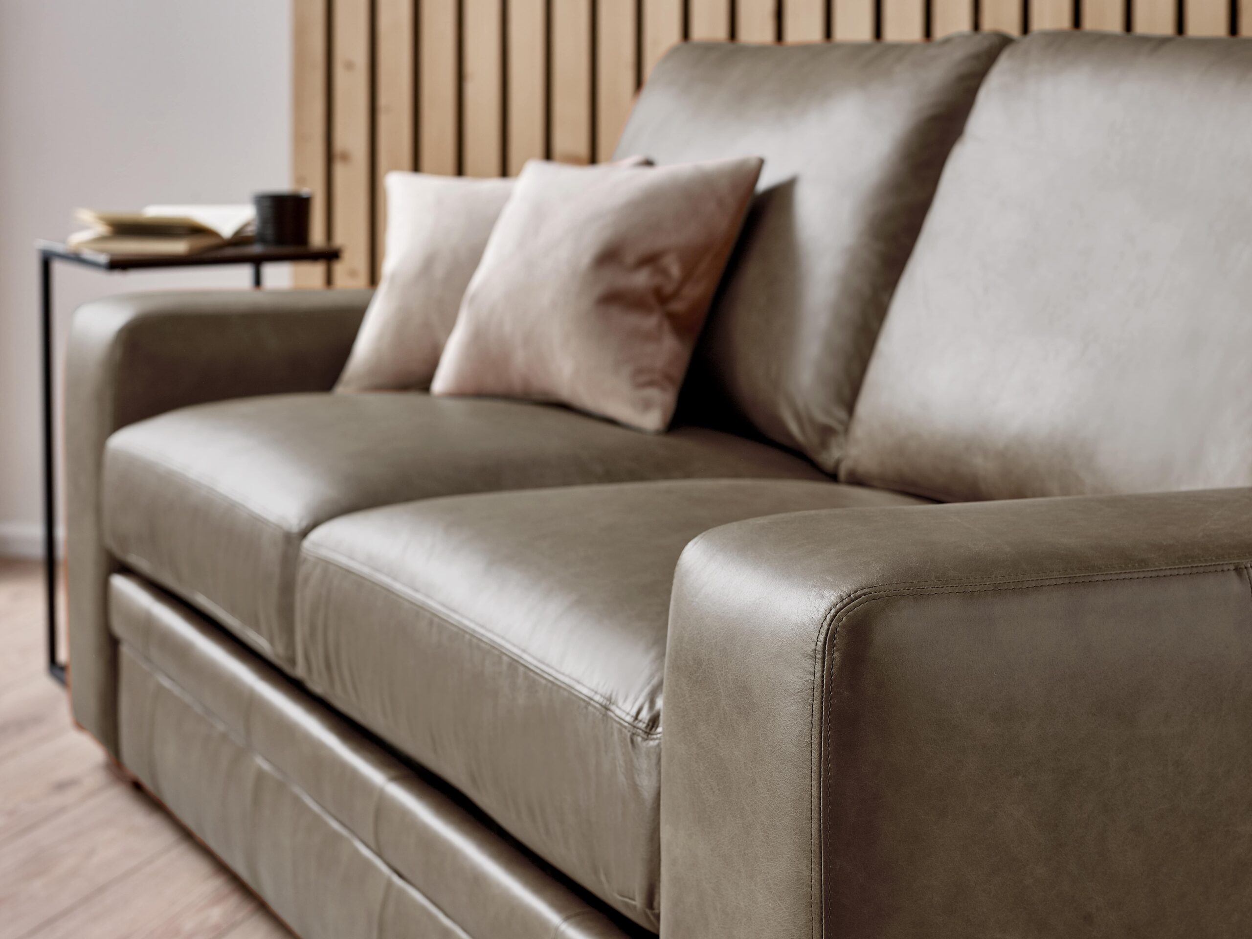 Denver Traditional Sofa - Image 4